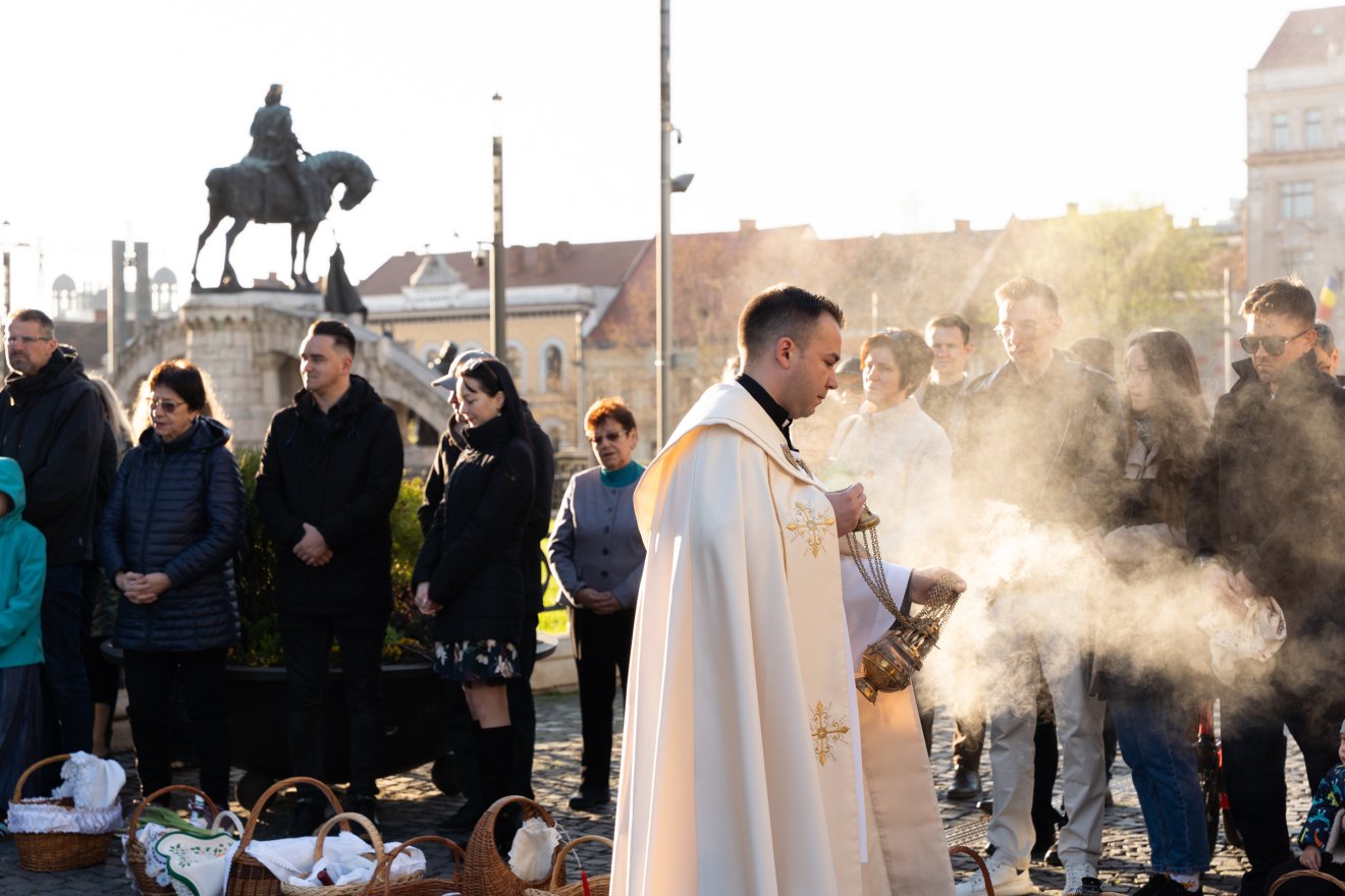 Negyedik éve tartják a Szent Mihály-templom előtti téren a húsvétvasárnapi ételszentelést Kolozsváron •  Fotó: Orbán Orsolya