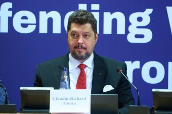 Diktatúrát kiált, és otthagyja az AUR-t a társalapítója