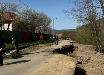 Több mint félszáz ház vált megközelíthetetlenné földcsuszamlás miatt egy erdélyi megyében