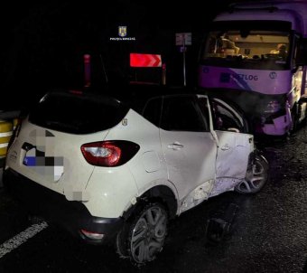 Autós üldözés közben szenvedett halálos balesetet egy lopott autóval száguldozó nő