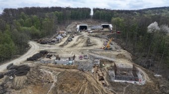 Nagy rössel „kúsznak be” az erdő alá a dél-erdélyi autópálya medvealagútjai (képriport)