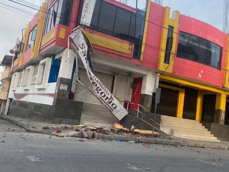 Erős földrengés rázta meg Ecuadort, több száz épület dőlt romba