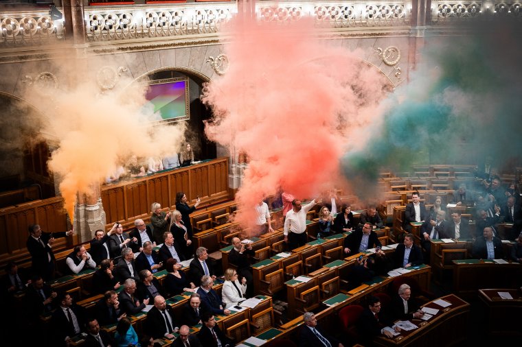 A rendszerváltás óta példátlan szankcióval sújtott ellenzéki képviselőket az Országgyűlés