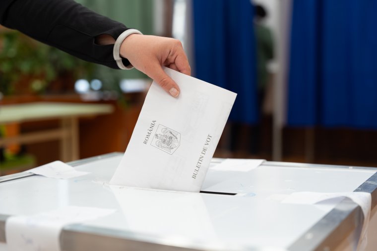 Felmérés: hibahatáron belüli előnnyel vezet Nicușor Dan