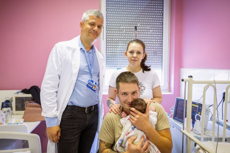 Nyitott hasfallal született sepsiszentgyörgyi kislányon végeztek sikeres műtéteket Szegeden