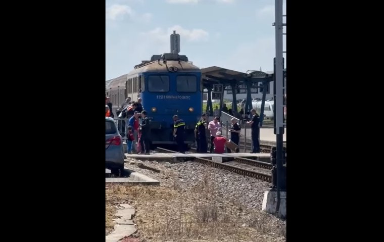 Lánccal és lakattal a sínekhez kötötte magát a nyugdíjával elégedetlen egykori vasutas