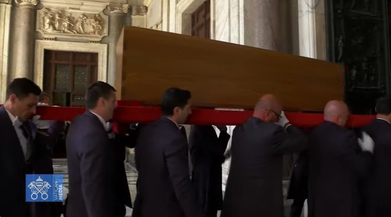 A pápa koporsóját beviszik a Santa Maria Maggiore-bazilikába •  Fotó: Vatican Media/Képernyőmentés