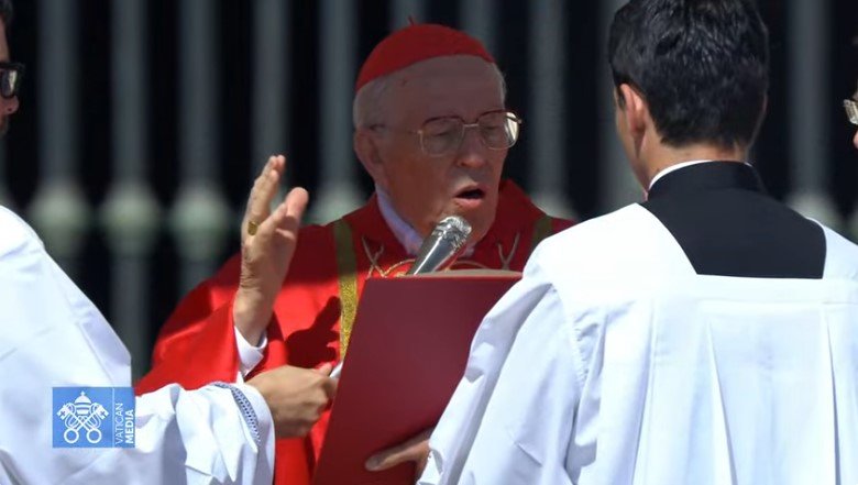 Giovanni Battista Re bíboros, a bíborosi kollégium dékánja vezette a szertartást •  Fotó: Vatican Media/Képernyőmentés
