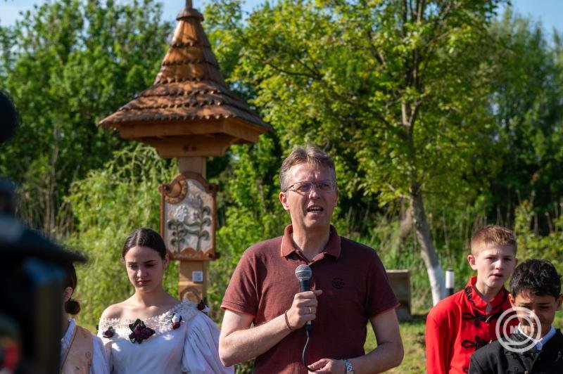 Hankó Balázs kulturális és innovációs miniszter beszédet mond a Székelyhíd-Álmosd zarándoklat megnyitóján Székelyhídon, a Szerelem tanösvénynél •  Fotó: MTI/Kiss Gábor