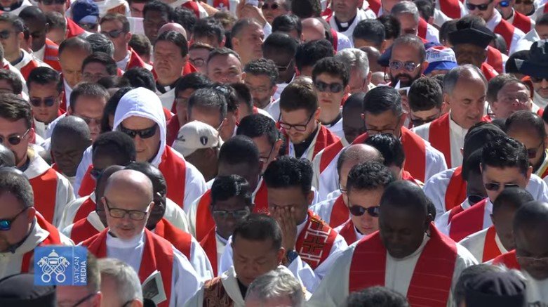 Több mint négyezer pap jelent meg a Szentatya végső búcsúztatásán •  Fotó: Vatican Media/Képernyőmentés