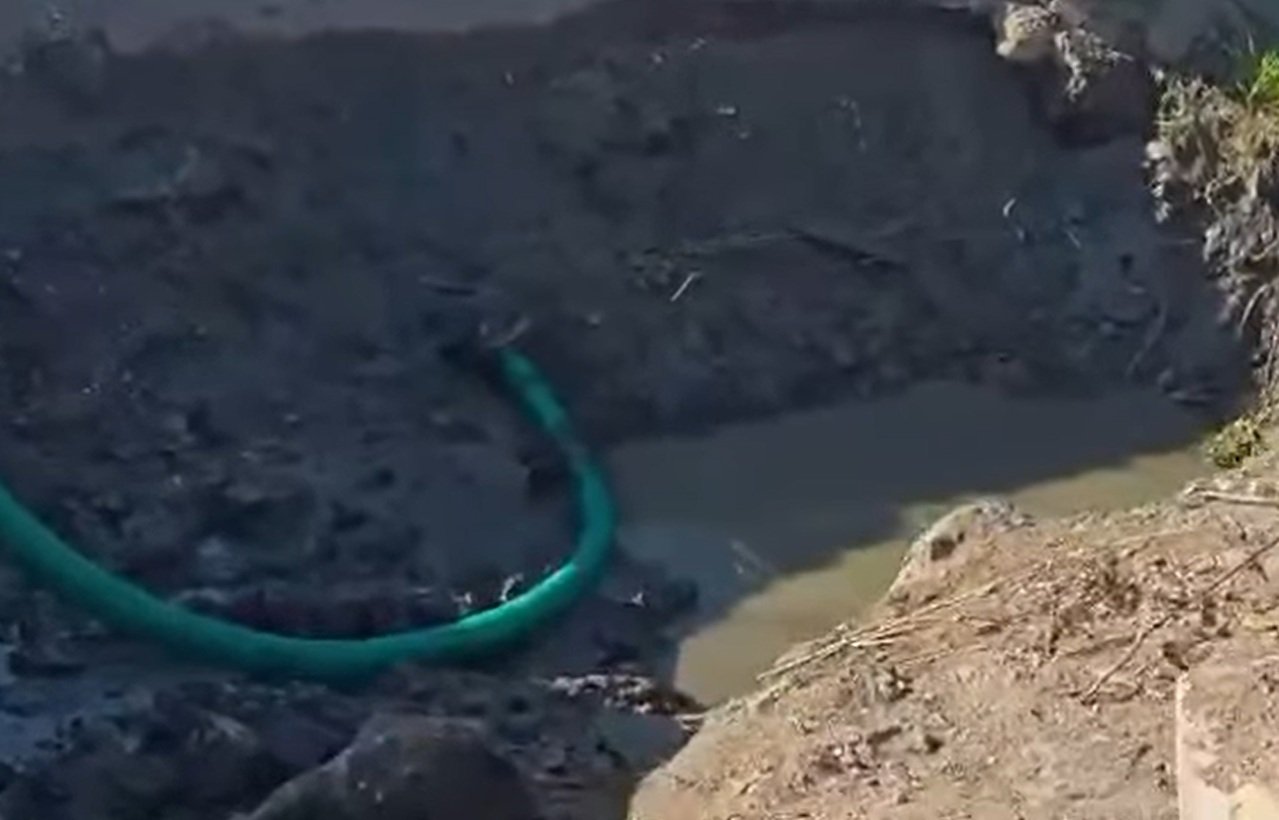 A vizet időközben kiszivattyúzták a gödörből •  Fotó: Videófelvétel
