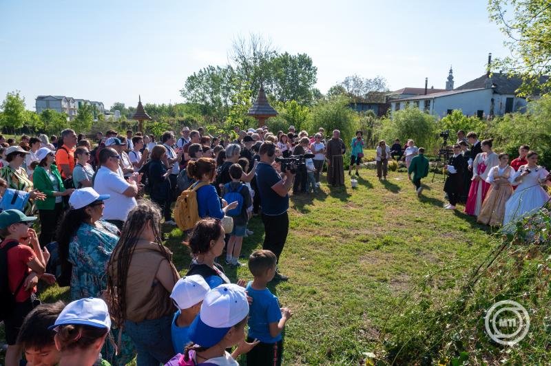 Zarándokok a Székelyhíd-Álmosd zarándoklat megnyitóján Székelyhídon, a Szerelem tanösvénynél •  Fotó: MTI/Kiss Gábor