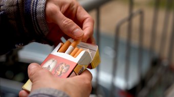 Betilthatja az EU a füstszűrős és az e-cigarettát? – Brüsszel válaszolt
