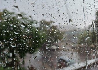 Kettészakad az ország: egyik felében felhőszakadások, a másikban kánikula tombol