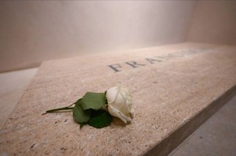 Tízezrek állnak sorban Ferenc pápa sírjánál – Fehér rózsával búcsúznak a hívek