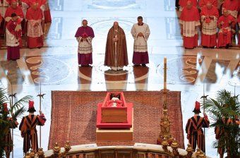 Nyolc órán át kellett sorban állnia annak, aki látni akarta a felravatalozott pápát