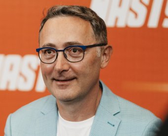 Borúlátó Tudor Giurgiu filmrendező, aki ugyanazon a repülőgépen utazott Simionnal