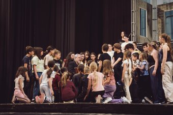 Premier a láthatáron: újra az opera színpadán a gyerekszereplőkkel készült Valahol Európában