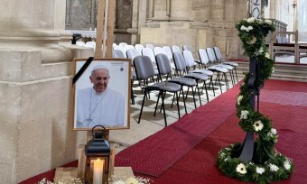Ferenc pápa feltámadással egybeeső halálával is üzen a hátramaradottaknak
