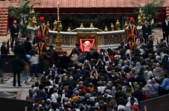 Máris tízezrek rótták le kegyeletüket Ferenc pápa ravatalánál