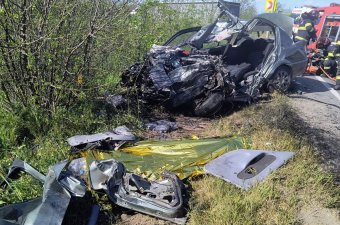 Életét vesztette az anya, két gyermeke súlyosan megsérült, amikor nyergesvontatóval ütköztek