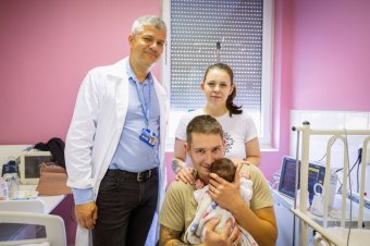 Nyitott hasfallal született sepsiszentgyörgyi kislányon végeztek sikeres műtéteket Szegeden