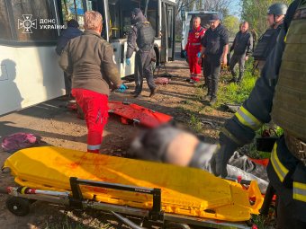 Sokan meghaltak az Ukrajna elleni újabb orosz légitámadásokban, egy drón utasokkal teli buszba csapódott