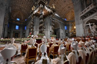Ferenc pápa már a szombat esti virrasztás előtt megjelent a Szent Péter-bazilikában