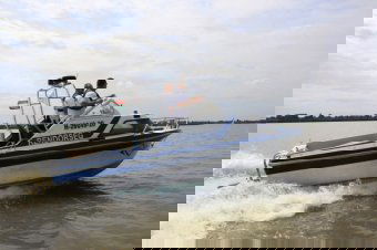 Felborult egy motoros kishajó a Dunán, egy személyt még keresnek