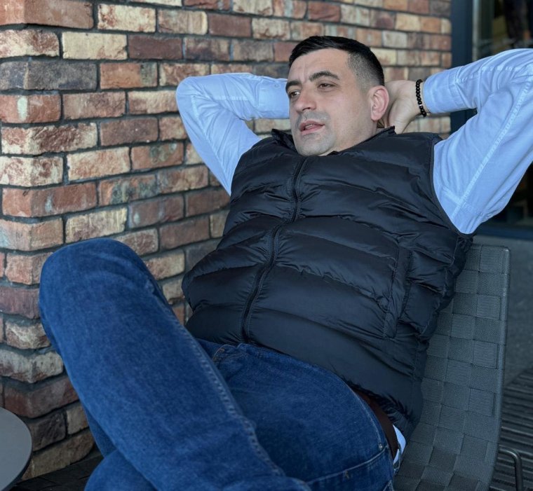 „Nem vagyok asszony”. Nőgyűlölőnek nevezik Simiont, az AUR távolmarad a kormányalakítási tárgyalásoktól