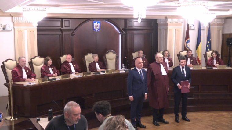 Átvette az államfői mandátumot Nicușor Dan az alkotmánybíróságon