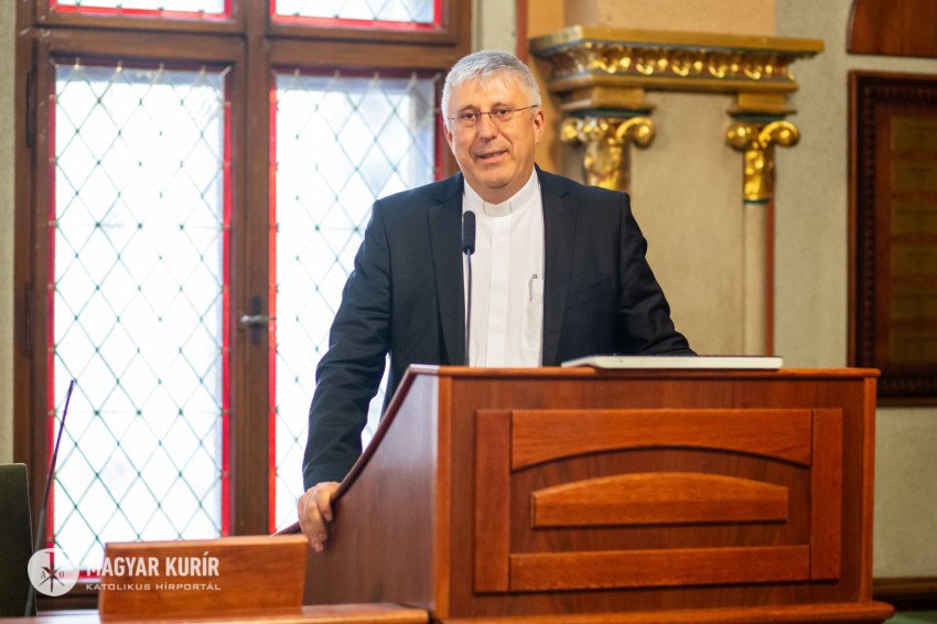 Oláh Zoltán nagyprépost,. kanonok, egyetemi tanár elmondta, az új pápának azt a szinodális utat kellene folytatnia, amelyet Ferenc pápa is elkezdett, és ami arról szól, hogy megteremtsük az egyházban a dialóguskultúrát •  Fotó: Magyar Kurír