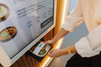 A jövő itt van: működésbe helyezték az első melegétel-automatát Kolozsváron