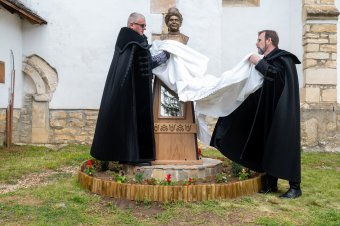 Nem a múltat, hanem a jövőt hirdeti Gyarmathyné Hory Etelka kalotaszegi szobra