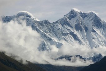 Több száz túrázót kellett kimenteni a hó fogságából a Mount Everest tibeti oldalán
