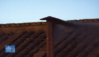 Fekete füst szállt fel a konklávé első napján, egyelőre nincs új pápa