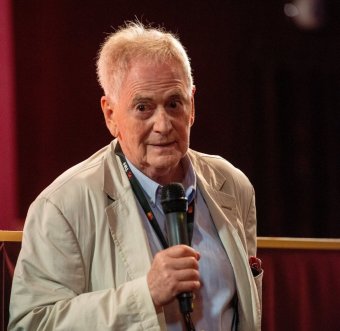 Állva tapsolták az életműdíjjal kitüntetett Szabó István filmrendezőt Cannes-ban