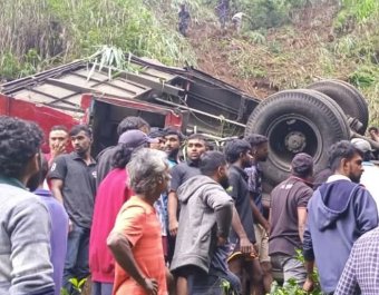 Tömegszerencsétlenség Srí Lankán: szakadékba zuhant egy busz, legalább 21 ember meghalt