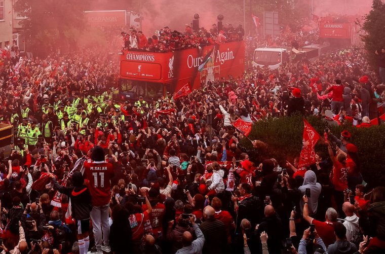 Autó hajtott a tömegbe a Liverpool bajnoki győzelmi parádéján – A rendőrség szerint nem terrorcselekmény történt