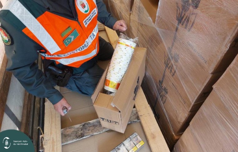 Több mint 40 ezer doboz magyar zárjegy nélküli cigarettát találtak egy román kamionban