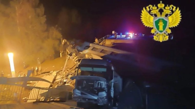 Oroszország: kisiklott egy vonat, miután ráomlott egy híd, többen meghaltak, szándékos robbantás történhetett