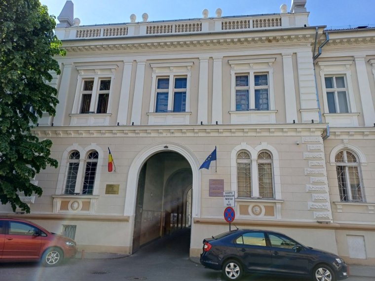 Korrupcióval, illegális kereskedelemmel és fegyvertartással gyanúsítják egy rendőrőrs parancsnokát
