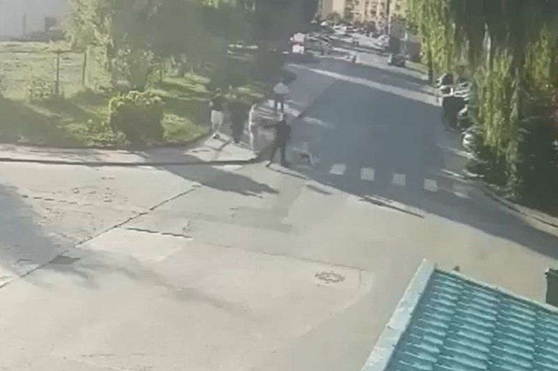 Gyilkosság. Egy térfigyelő kamera rögzítette, amint a férfi rátámadt áldozatára •  Fotó: viedófelvétel