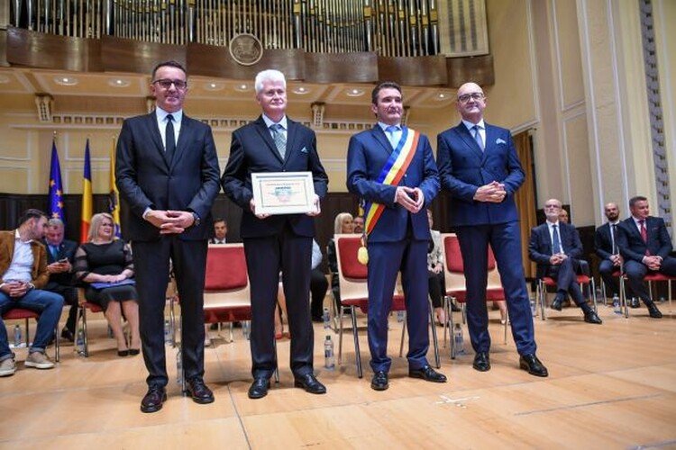 2022-ben Kiválóságdíjjal tüntette ki a városvezetés •  Fotó: Aradi Polgármesteri Hivatal