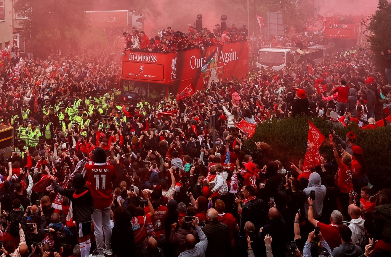 A liverpooli győzelmi parádén több százezer – egyes becslések szerint egymillió – ünneplő szurkoló sorakozott fel