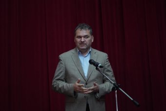 Színromán megyeszékhely díszpolgárává avatták a magyar minisztert