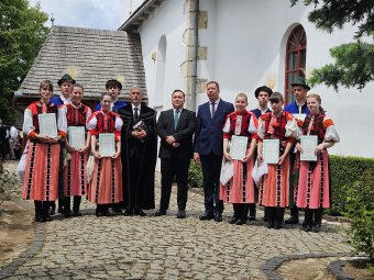 Kalotaszegen a fiatalok „egyházi nagykorúsítása” is pompás ünnep