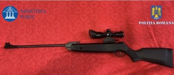 Illegálisan birtokolt nem halálos, de engedélyköteles fegyvereket foglalt le a rendőrség, 44 személy ellen vizsgálódnak