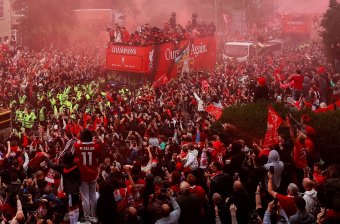 Autó hajtott a tömegbe a Liverpool bajnoki győzelmi parádéján – A rendőrség szerint nem terrorcselekmény történt