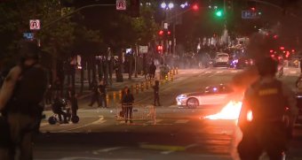 Háborús állapotok Los Angelesben, összecsaptak a tüntetők a rendőrökkel